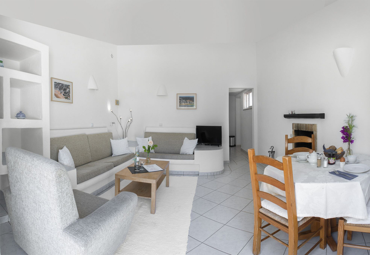 Living area 2, 1 Bed Flat - Sleeps 2 - Pool - Parking - Wifi, Lagos
