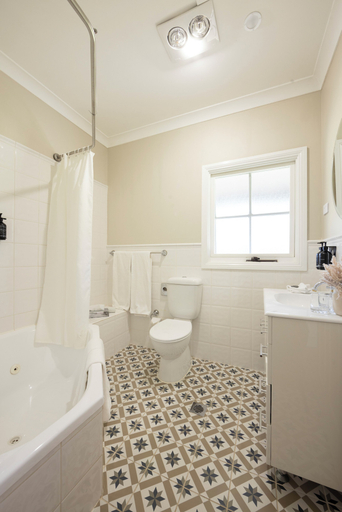 Bathroom 5, Hermitage Lodge, Cessnock