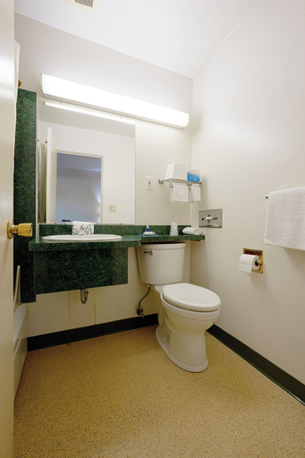 Bathroom 5, Broadway Inn, Multnomah