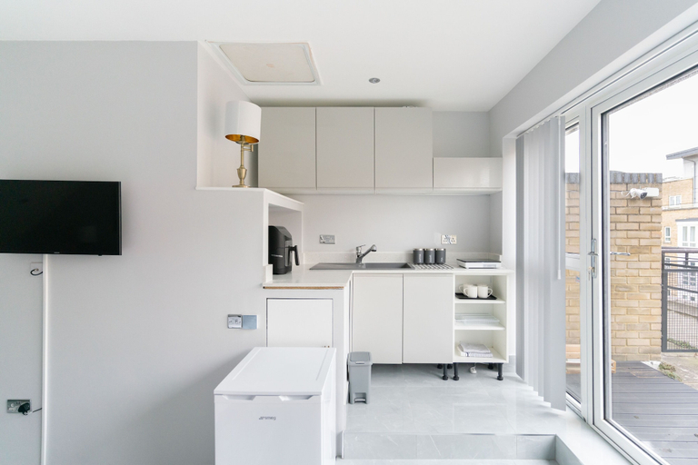 Others 4, Luxury 5BD Guesthouse, London