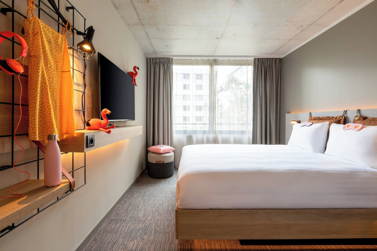 Bedroom 3, Moxy Bordeaux Hotel, Gironde