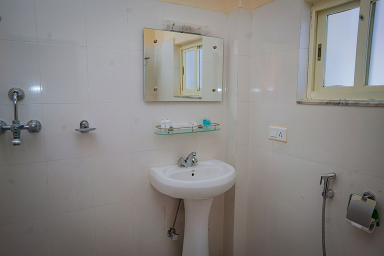 Bathroom 5, Majestic Lakefront Hotel & Suites, Gandaki
