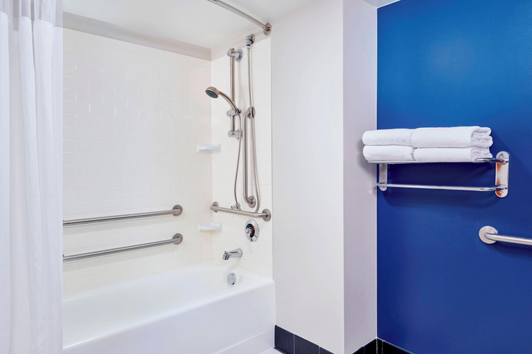 Bathroom 5, Fairfield Inn & Suites by Marriott Indianapolis Downtown, Indianapolis