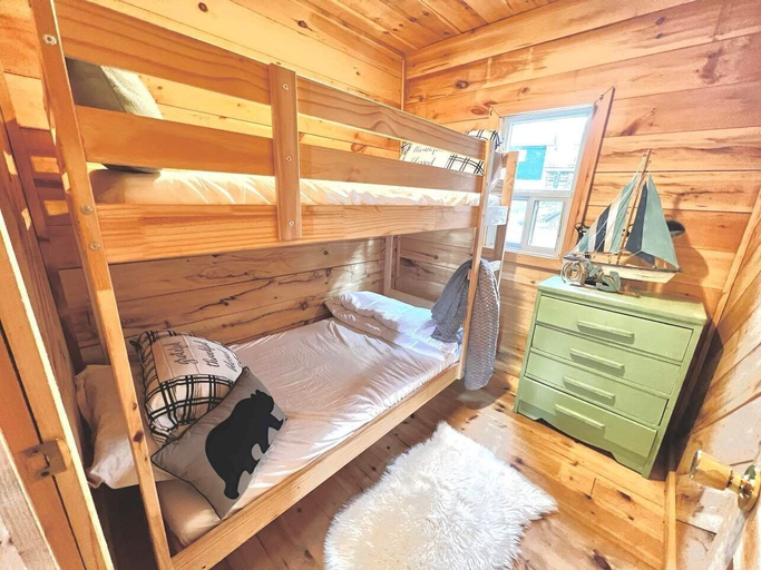 Bedroom 3, Muskoka Lake Cottages, Muskoka