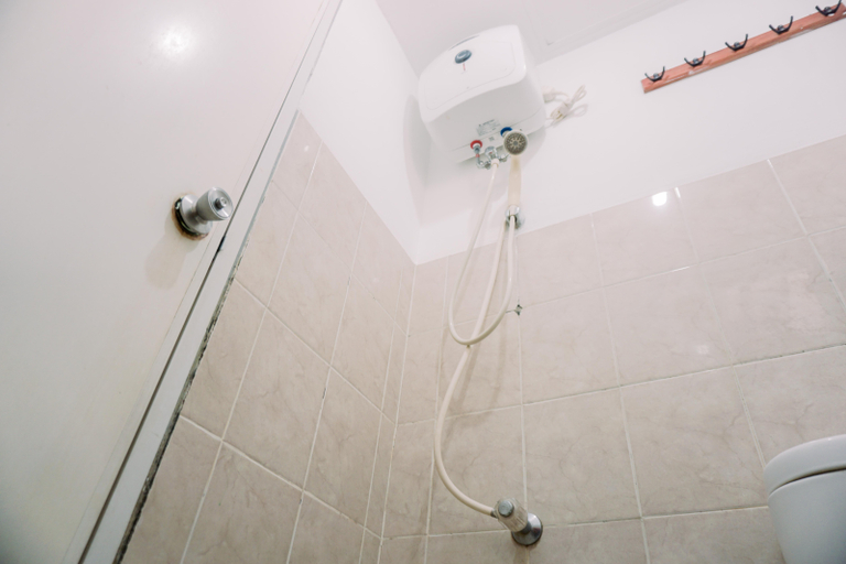 Bathroom 5, Stunning and Homey 2BR Green Bay Pluit Apartment By Travelio, Jakarta Utara