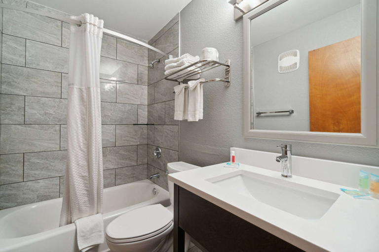Bathroom 4, Super 8 by Wyndham Kenosha/Pleasant Prairie, Kenosha