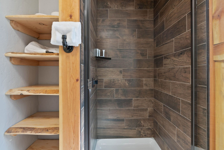 Bathroom 3, Lake Village Lodge, Kootenai