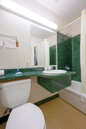 Bathroom 4, Broadway Inn, Multnomah