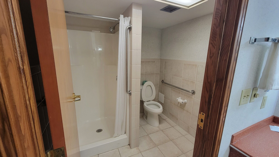 Bathroom 4, Ramada by Wyndham Saginaw Hotel & Suites, Saginaw