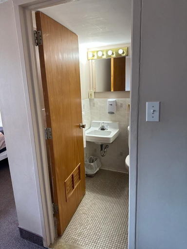 Bathroom 3, Bears Den Lounge and Motel, Renfrew