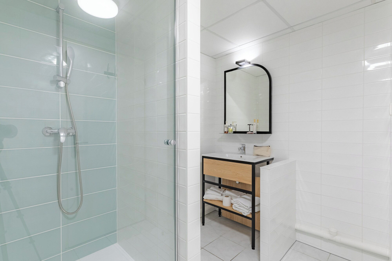 Bathroom 4, Appart'City Classic Bordeaux Centre, Gironde