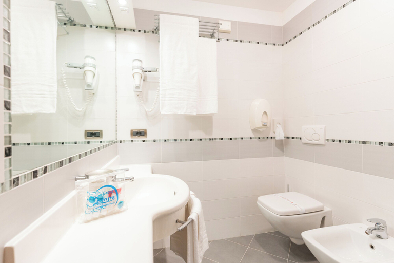 Bathroom 5, Hotel Maregolf, Venezia