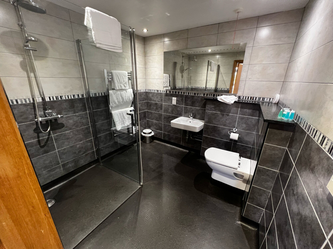 Bathroom 4, The Carrington Arms, Milton Keynes