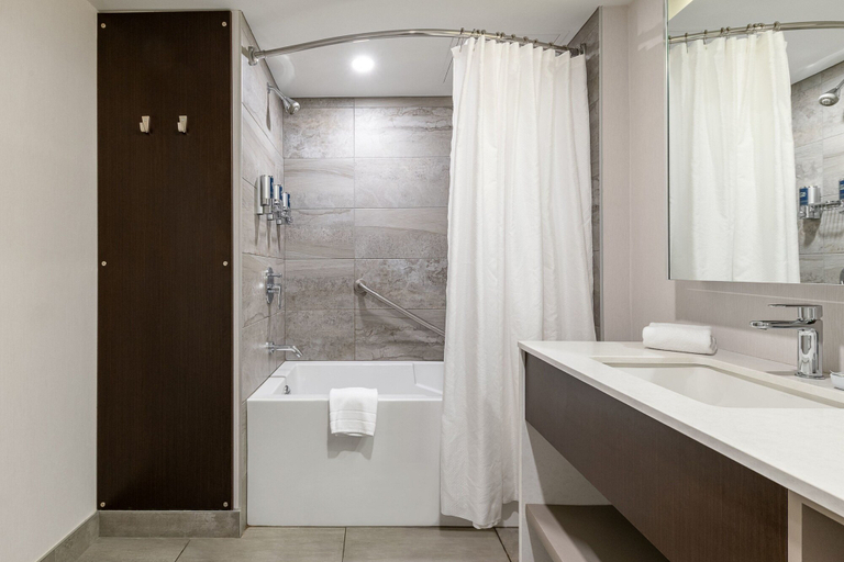 Bathroom 5, Four Points by Sheraton Levis Convention Centre, Desjardins