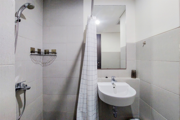 Bathroom 5, Best Homey and Nice Studio at Bintaro Icon Apartment By Travelio, South Tangerang