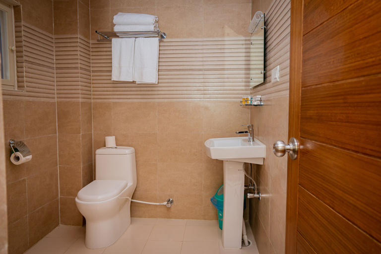 Bathroom 5, Majestic Lakefront Hotel & Suites, Gandaki