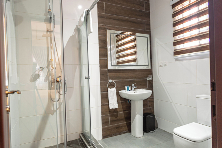 Bathroom 4, Gyamfuaa Court Apartment, Kumasi