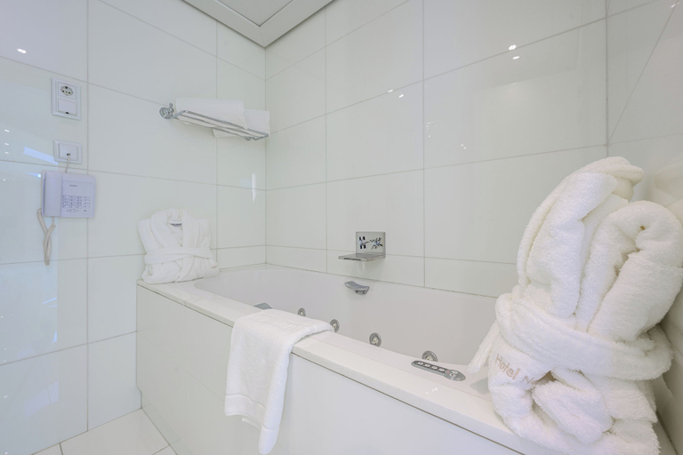 Bathroom 5, Hotel Nelva, Murcia