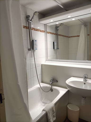 Bathroom 5, Kyriad Geneve - Saint-Genis-Pouilly, Ain