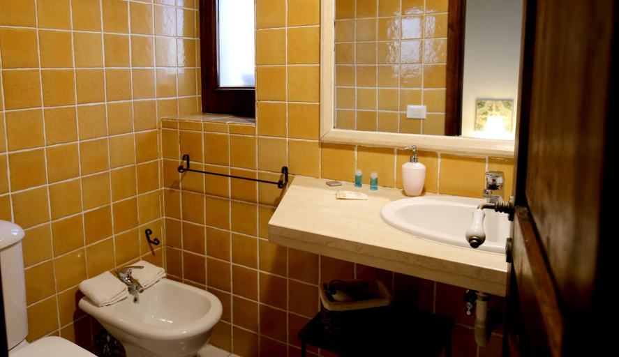 Bathroom 5, Villa Dei Papiri, Syracuse