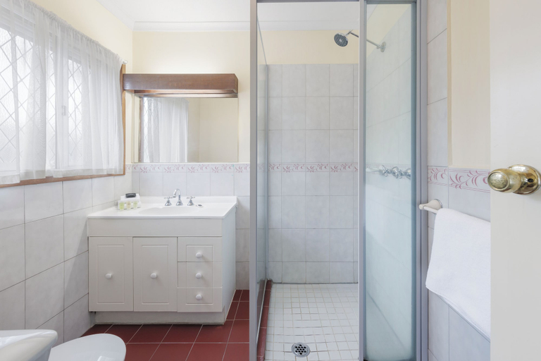 Bathroom 3, Elizabethan Lodge, Melbourne