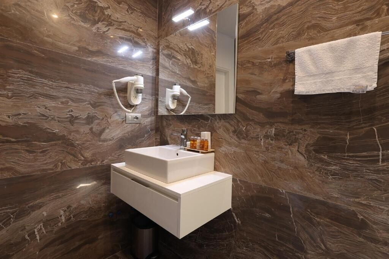 Bathroom 4, Harbour Hotel, Sarandës