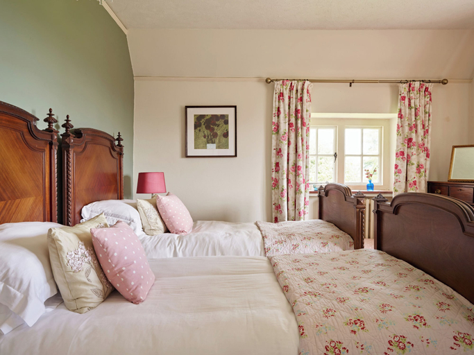Bedroom 2, Drakestone House Manor With Breathtaking Cotswolds Views, Gloucestershire