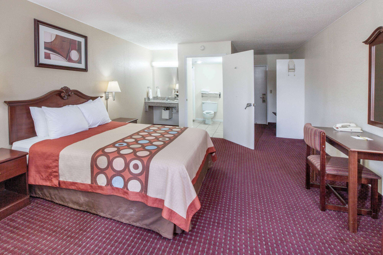 Bedroom 4, Super 8 by Wyndham Clinton, Custer