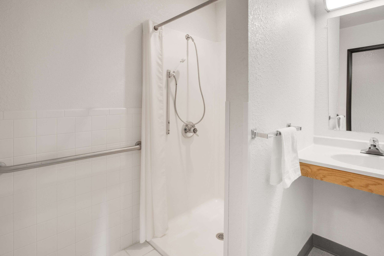 Bathroom 4, Super 8 by Wyndham Grayling, Crawford