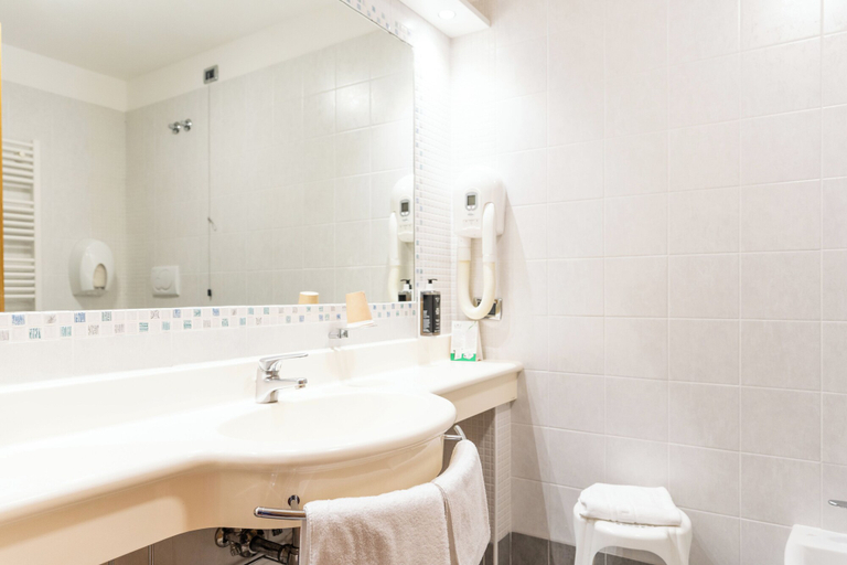 Bathroom 5, Hotel Olympus, Venezia