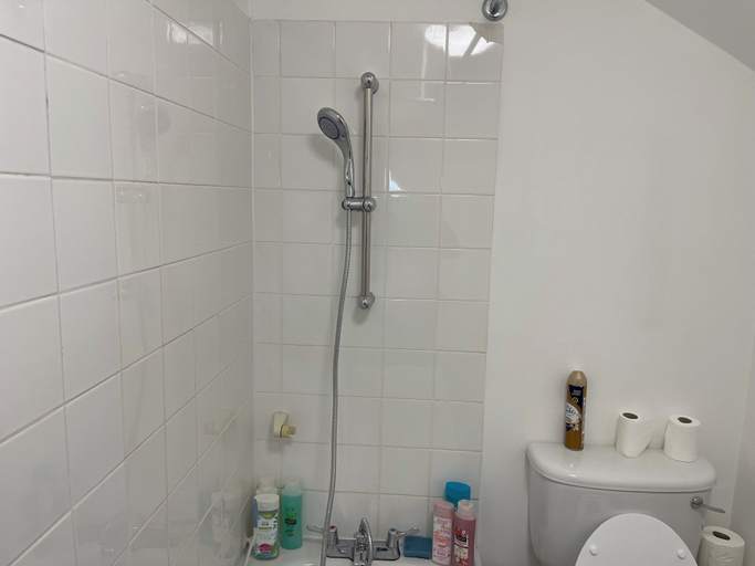 Bathroom 2, Charming 6-bed Apartment in Wembley Area, London