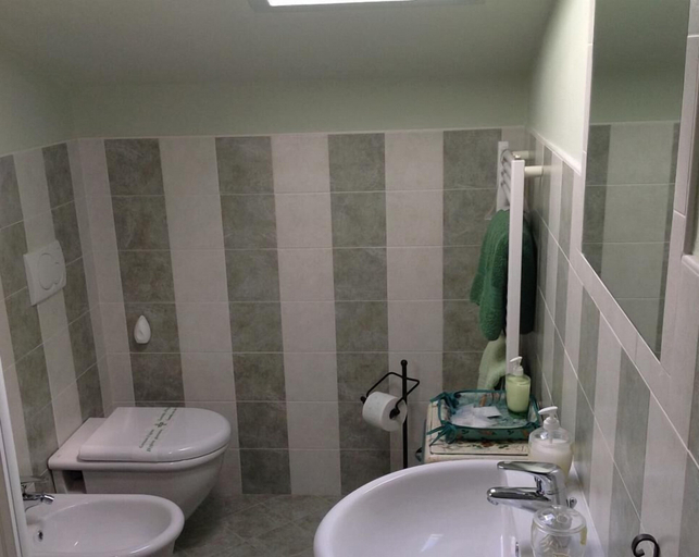 Bathroom 5, B&B Torre in Langa, Cuneo
