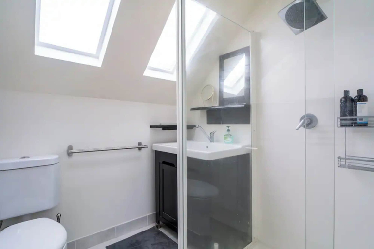 Bathroom, Cozy Apartment w/ Terrace Close to City Center, Sydney