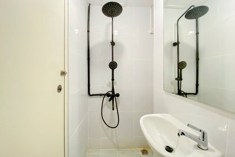 Bathroom 5, Comfortable Studio Apartment at Tokyo Riverside PIK 2 By Travelio, Tangerang