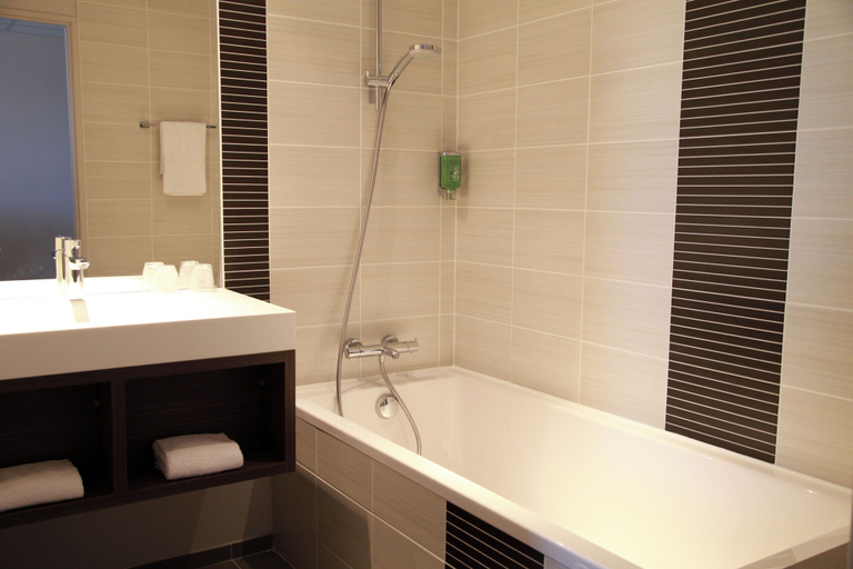 Bathroom 4, Brit Hotel Vannes-Theix, Morbihan