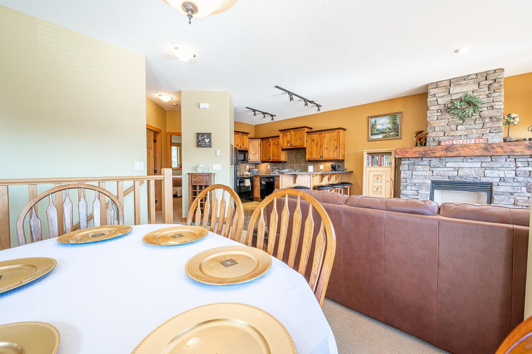 Food & Drinks, Bear's Paw Chalet - Amazing Location & Ski In/out, Kootenay Boundary