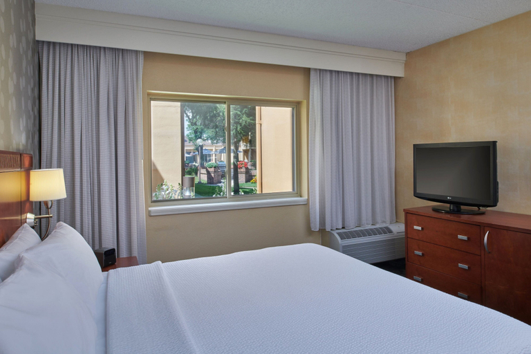 Bedroom 3, Courtyard by Marriott Detroit Dearborn, Wayne