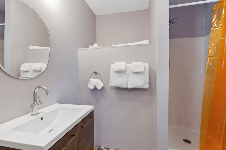 Bathroom 4, Wagon Wheel Motel, York