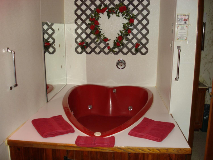 Bathroom 3, Cedar Grove Motel, Blair