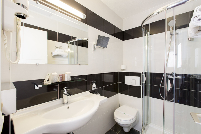 Bathroom 4, Quality Hotel Bordeaux Centre, Gironde