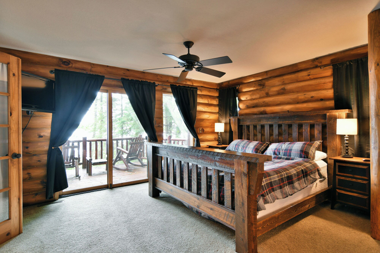 Bedroom 2, Lumberjack Lodge, Sawyer