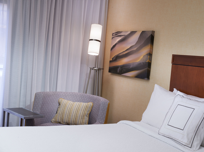 Bedroom 3, Courtyard by Marriott Detroit Dearborn, Wayne