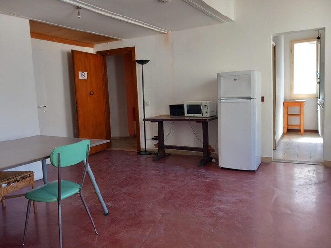 Room 2, Tavolini 4 Apartment, Florence