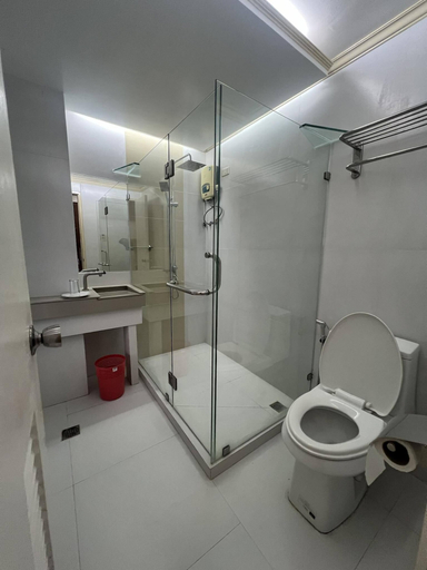 Bathroom 2, My Little Island Hotel, Poro