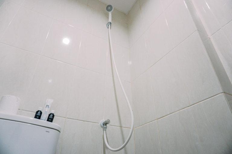 Bathroom 5, Fancy and Nice 2BR Osaka Riverview PIK 2 Apartment By Travelio, Tangerang