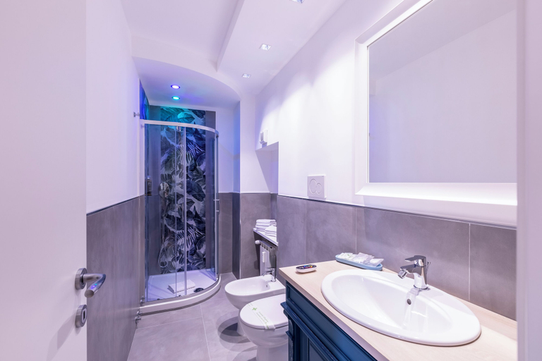 Bathroom 5, Trastevere Paper Suites, Rome