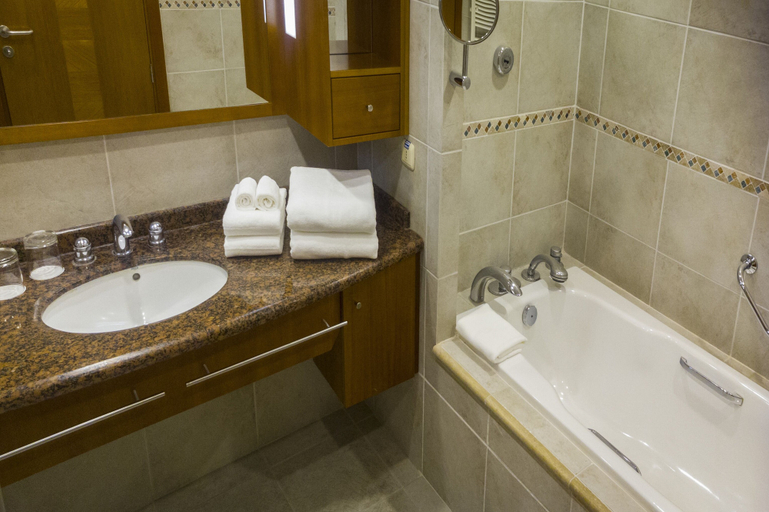 Bathroom 5, Park Lake Luxury Hotel, Cautín