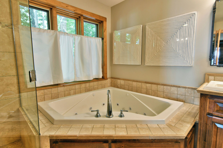 Bathroom 3, Lumberjack Lodge, Sawyer