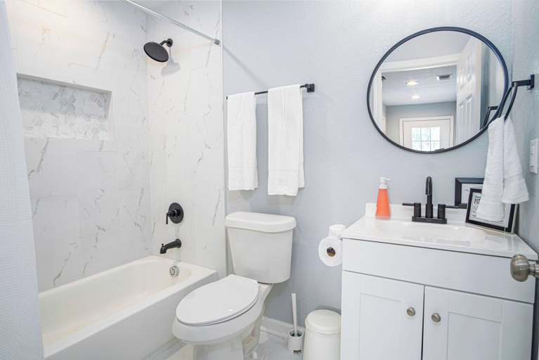 Bathroom, Charming 3br/2ba Gem Close to Downtown/ Riverwalk, Bexar