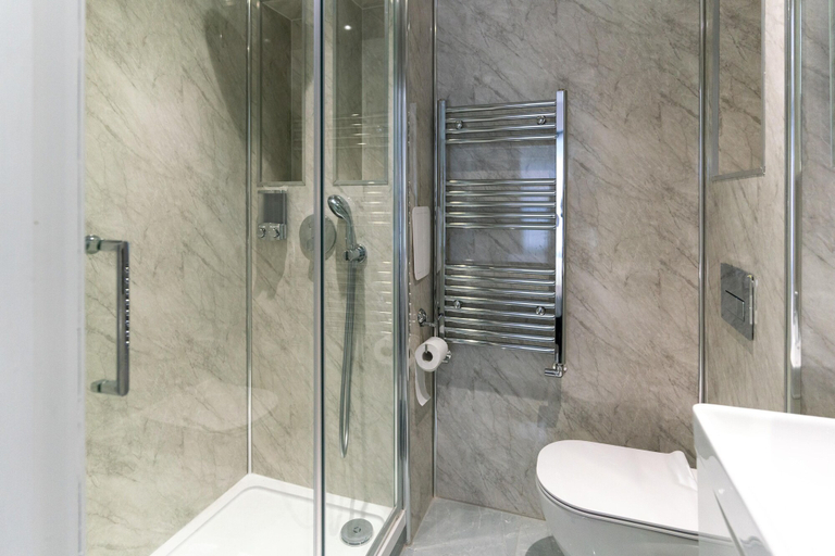 Bathroom 3, Luxury 5BD Guesthouse, London